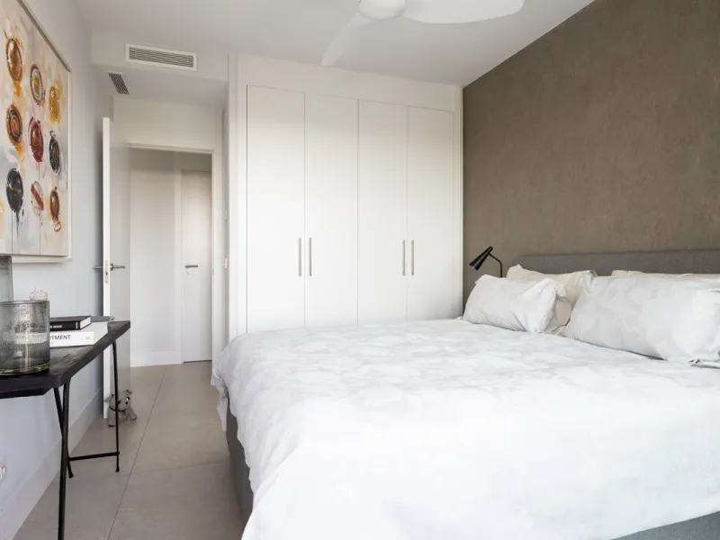 This beautifully designed two-bedroom, two-bathroom apartment offers a harmonious blend of comfort and sophistication in one of the most sought-after areas of the Golf Valley. Located in Urbanization Aqualina wiith 112 m² of interior living space and a ge