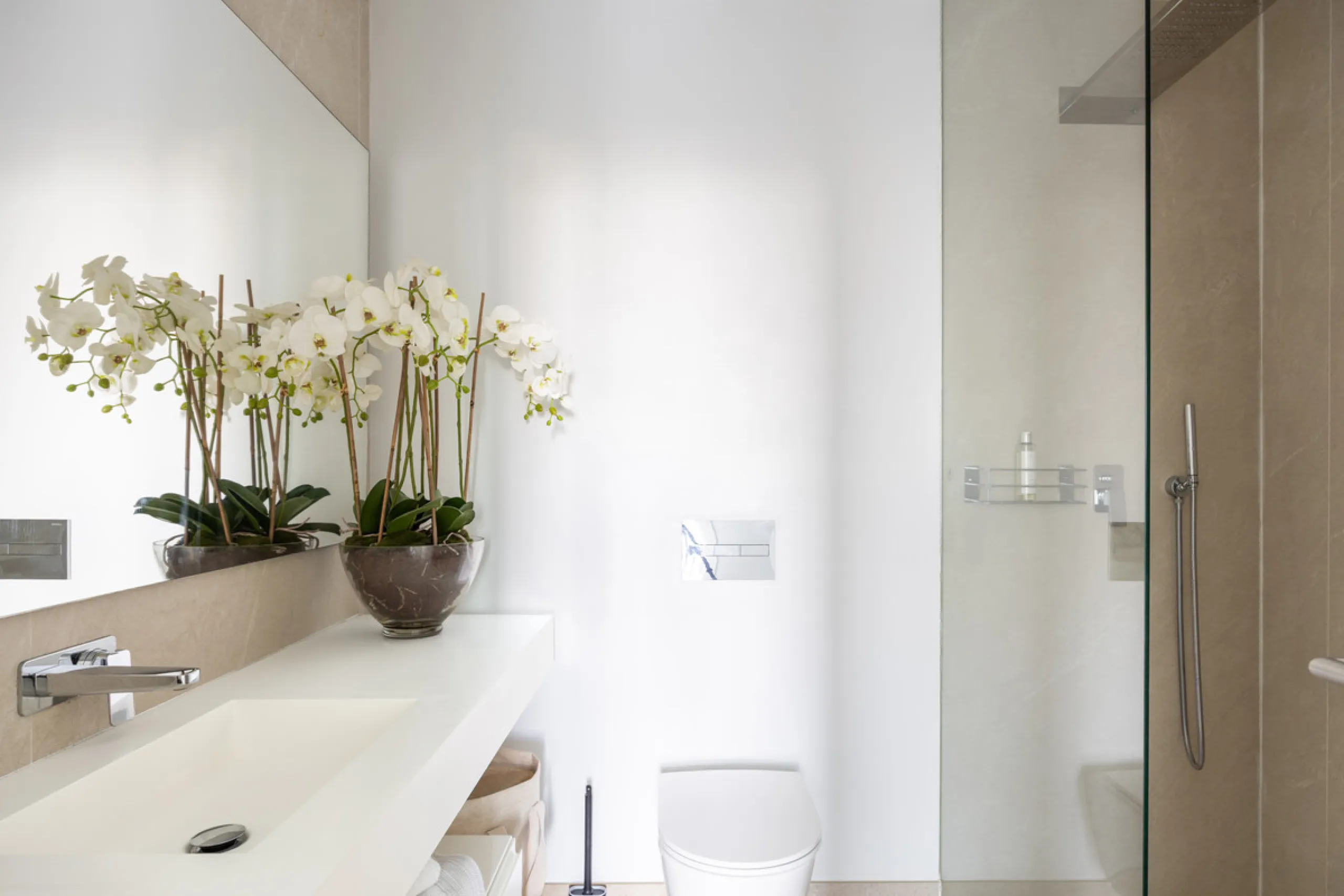 This beautifully designed two-bedroom, two-bathroom apartment offers a harmonious blend of comfort and sophistication in one of the most sought-after areas of the Golf Valley. Located in Urbanization Aqualina wiith 112 m² of interior living space and a ge
