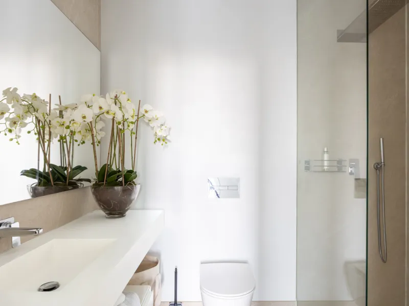 This beautifully designed two-bedroom, two-bathroom apartment offers a harmonious blend of comfort and sophistication in one of the most sought-after areas of the Golf Valley. Located in Urbanization Aqualina wiith 112 m² of interior living space and a ge