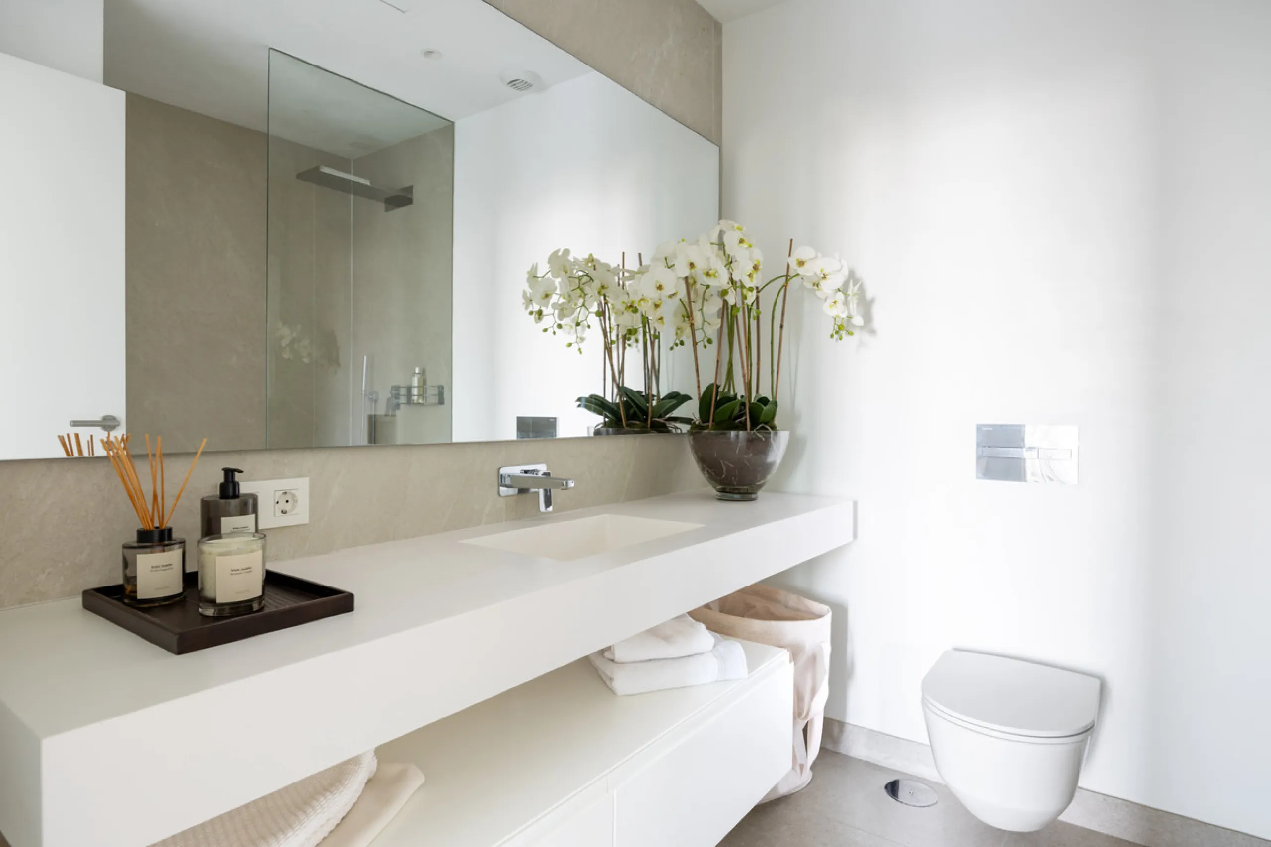 This beautifully designed two-bedroom, two-bathroom apartment offers a harmonious blend of comfort and sophistication in one of the most sought-after areas of the Golf Valley. Located in Urbanization Aqualina wiith 112 m² of interior living space and a ge