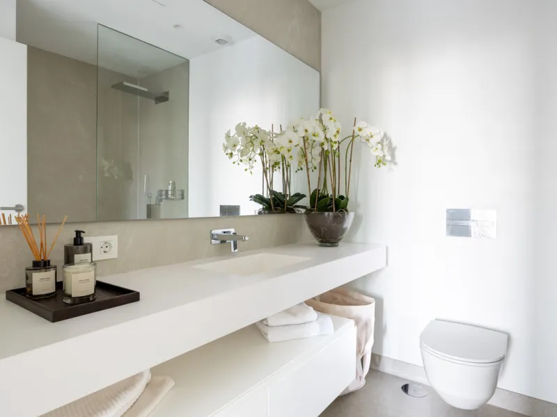 This beautifully designed two-bedroom, two-bathroom apartment offers a harmonious blend of comfort and sophistication in one of the most sought-after areas of the Golf Valley. Located in Urbanization Aqualina wiith 112 m² of interior living space and a ge