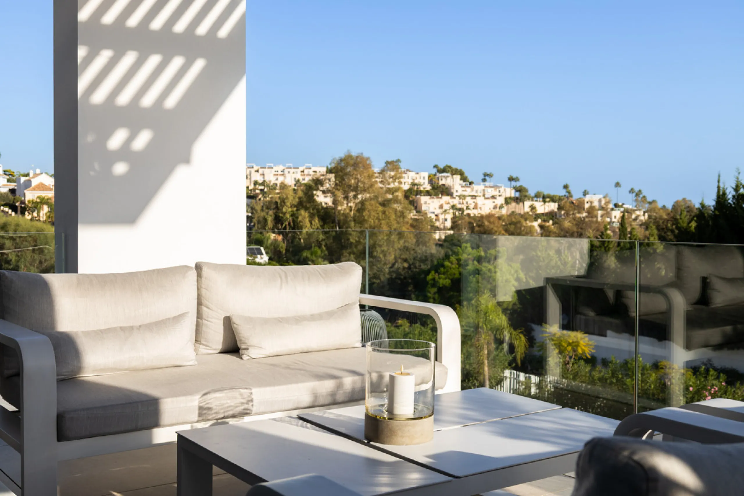 This beautifully designed two-bedroom, two-bathroom apartment offers a harmonious blend of comfort and sophistication in one of the most sought-after areas of the Golf Valley. Located in Urbanization Aqualina wiith 112 m² of interior living space and a ge