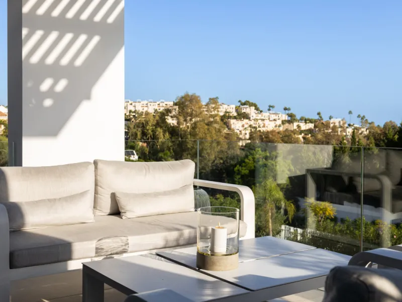 This beautifully designed two-bedroom, two-bathroom apartment offers a harmonious blend of comfort and sophistication in one of the most sought-after areas of the Golf Valley. Located in Urbanization Aqualina wiith 112 m² of interior living space and a ge