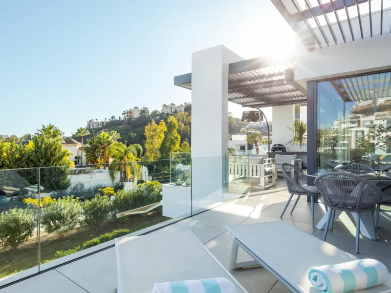 This beautifully designed two-bedroom, two-bathroom apartment offers a harmonious blend of comfort and sophistication in one of the most sought-after areas of the Golf Valley. Located in Urbanization Aqualina wiith 112 m² of interior living space and a ge