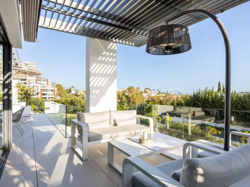 This beautifully designed two-bedroom, two-bathroom apartment offers a harmonious blend of comfort and sophistication in one of the most sought-after areas of the Golf Valley. Located in Urbanization Aqualina wiith 112 m² of interior living space and a ge