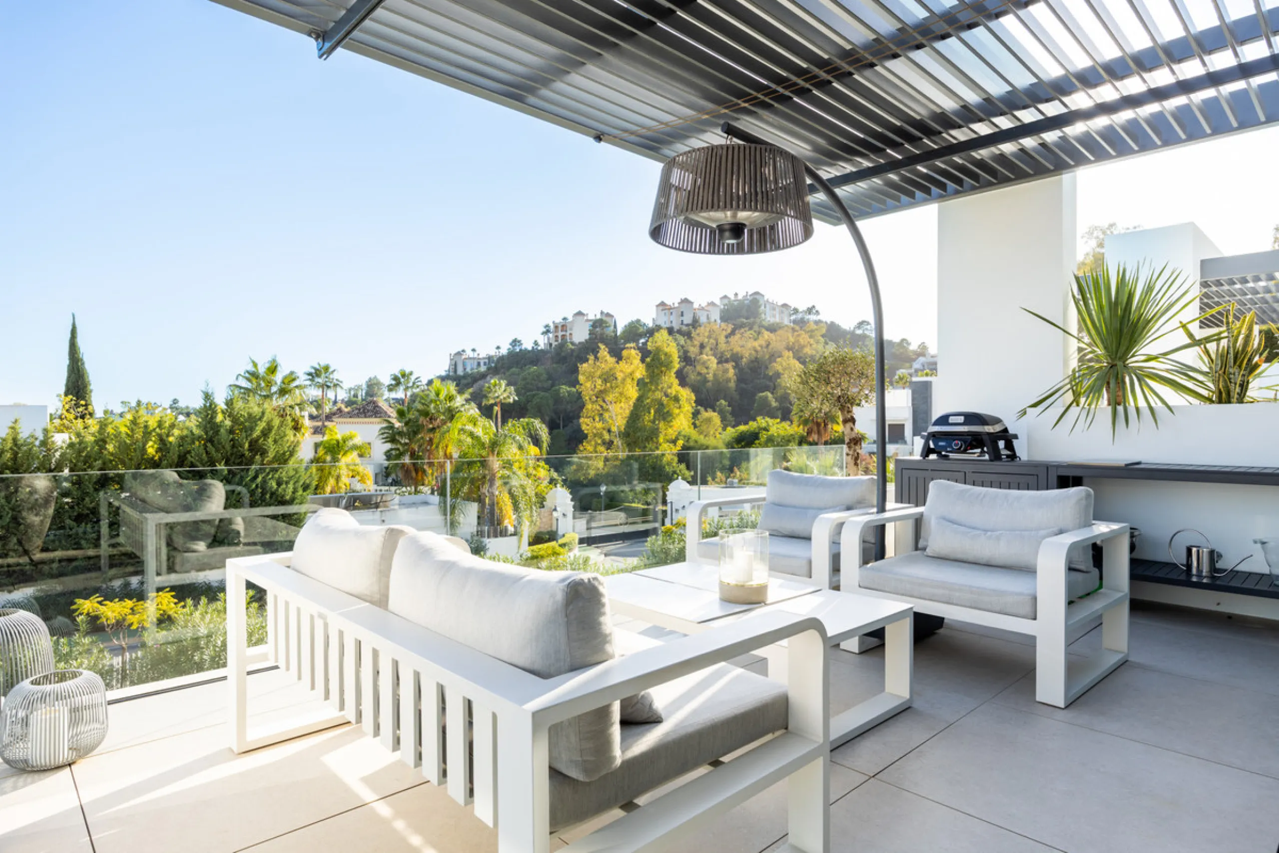 This beautifully designed two-bedroom, two-bathroom apartment offers a harmonious blend of comfort and sophistication in one of the most sought-after areas of the Golf Valley. Located in Urbanization Aqualina wiith 112 m² of interior living space and a ge