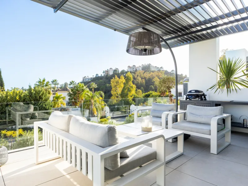 This beautifully designed two-bedroom, two-bathroom apartment offers a harmonious blend of comfort and sophistication in one of the most sought-after areas of the Golf Valley. Located in Urbanization Aqualina wiith 112 m² of interior living space and a ge