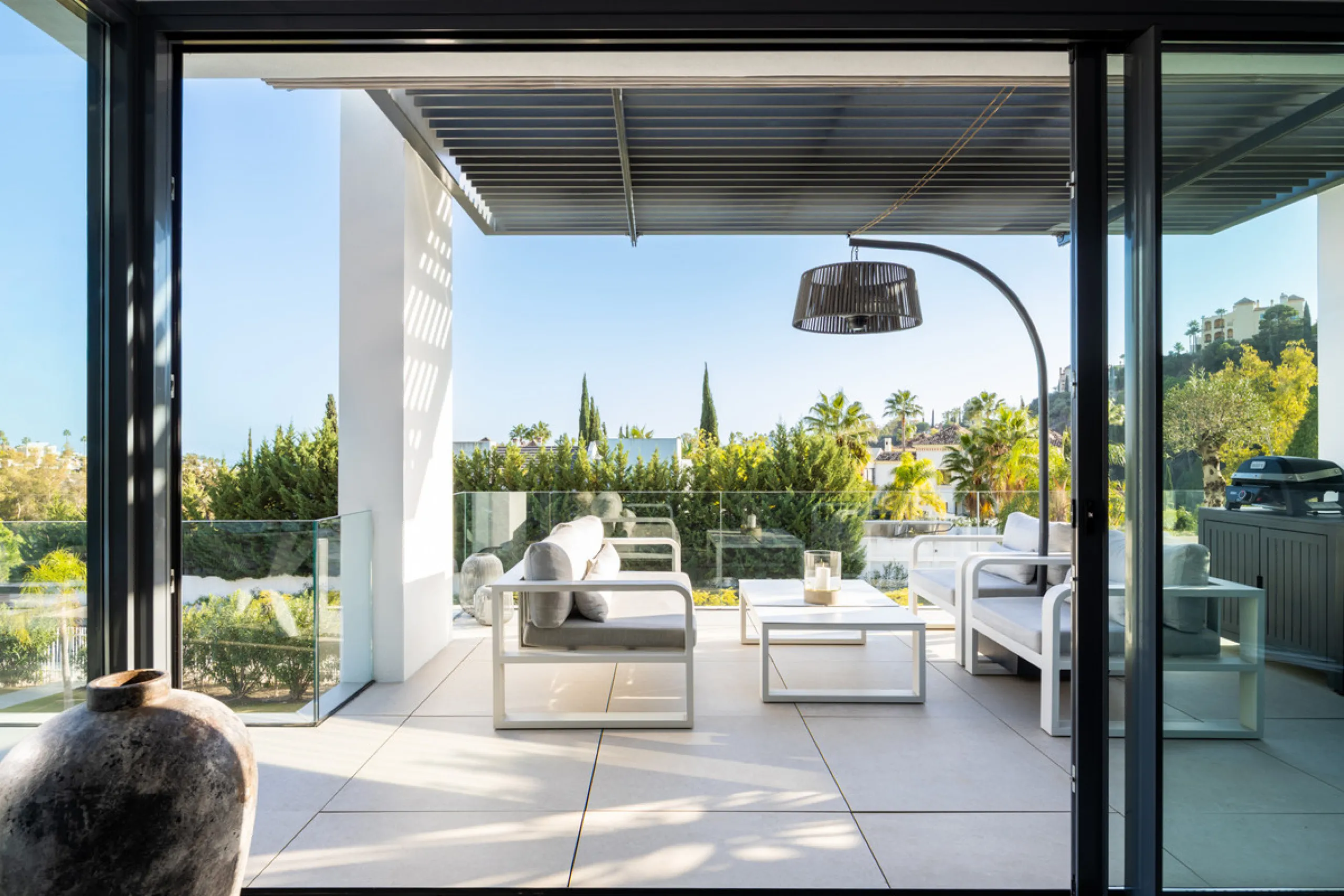 This beautifully designed two-bedroom, two-bathroom apartment offers a harmonious blend of comfort and sophistication in one of the most sought-after areas of the Golf Valley. Located in Urbanization Aqualina wiith 112 m² of interior living space and a ge