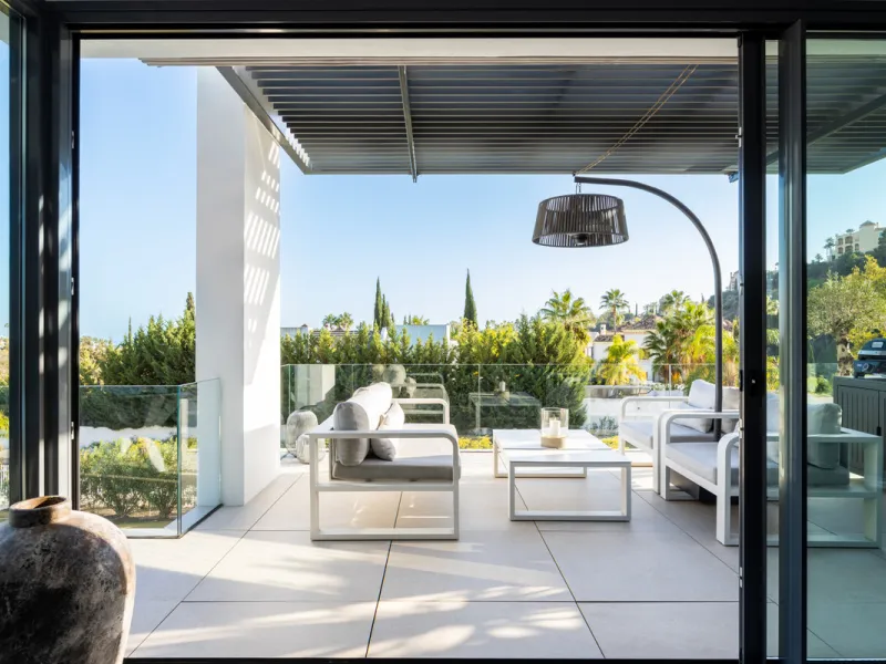 This beautifully designed two-bedroom, two-bathroom apartment offers a harmonious blend of comfort and sophistication in one of the most sought-after areas of the Golf Valley. Located in Urbanization Aqualina wiith 112 m² of interior living space and a ge