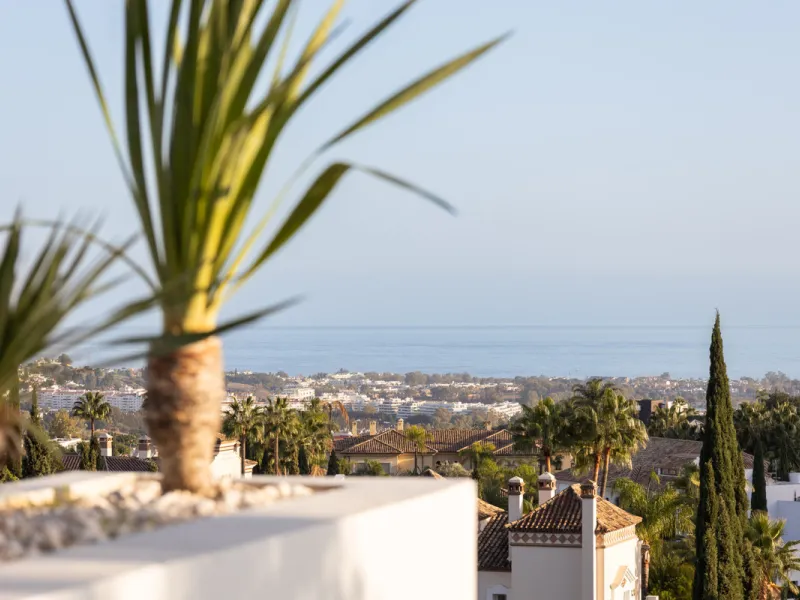 This beautifully designed two-bedroom, two-bathroom apartment offers a harmonious blend of comfort and sophistication in one of the most sought-after areas of the Golf Valley. Located in Urbanization Aqualina wiith 112 m² of interior living space and a ge