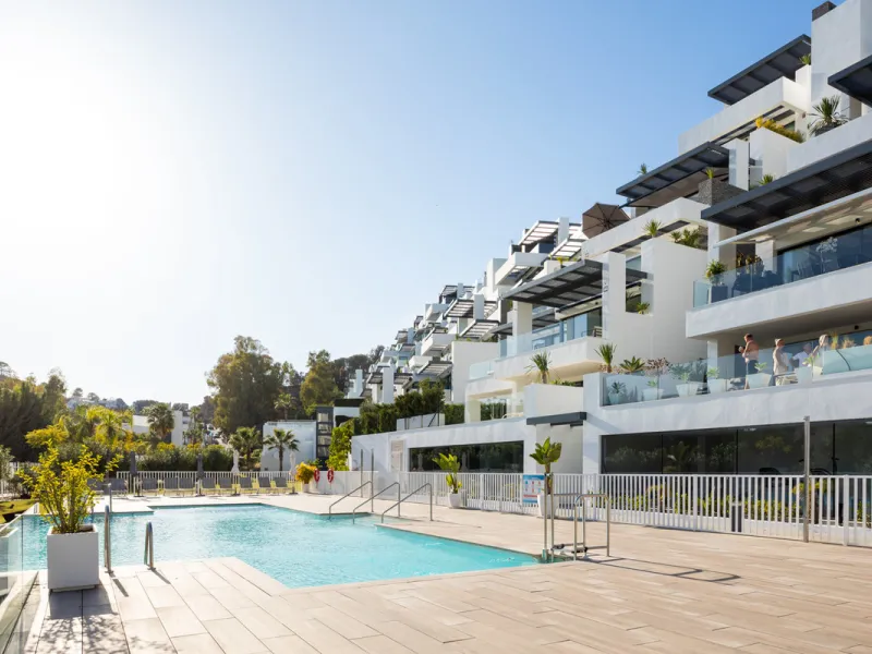 This beautifully designed two-bedroom, two-bathroom apartment offers a harmonious blend of comfort and sophistication in one of the most sought-after areas of the Golf Valley. Located in Urbanization Aqualina wiith 112 m² of interior living space and a ge