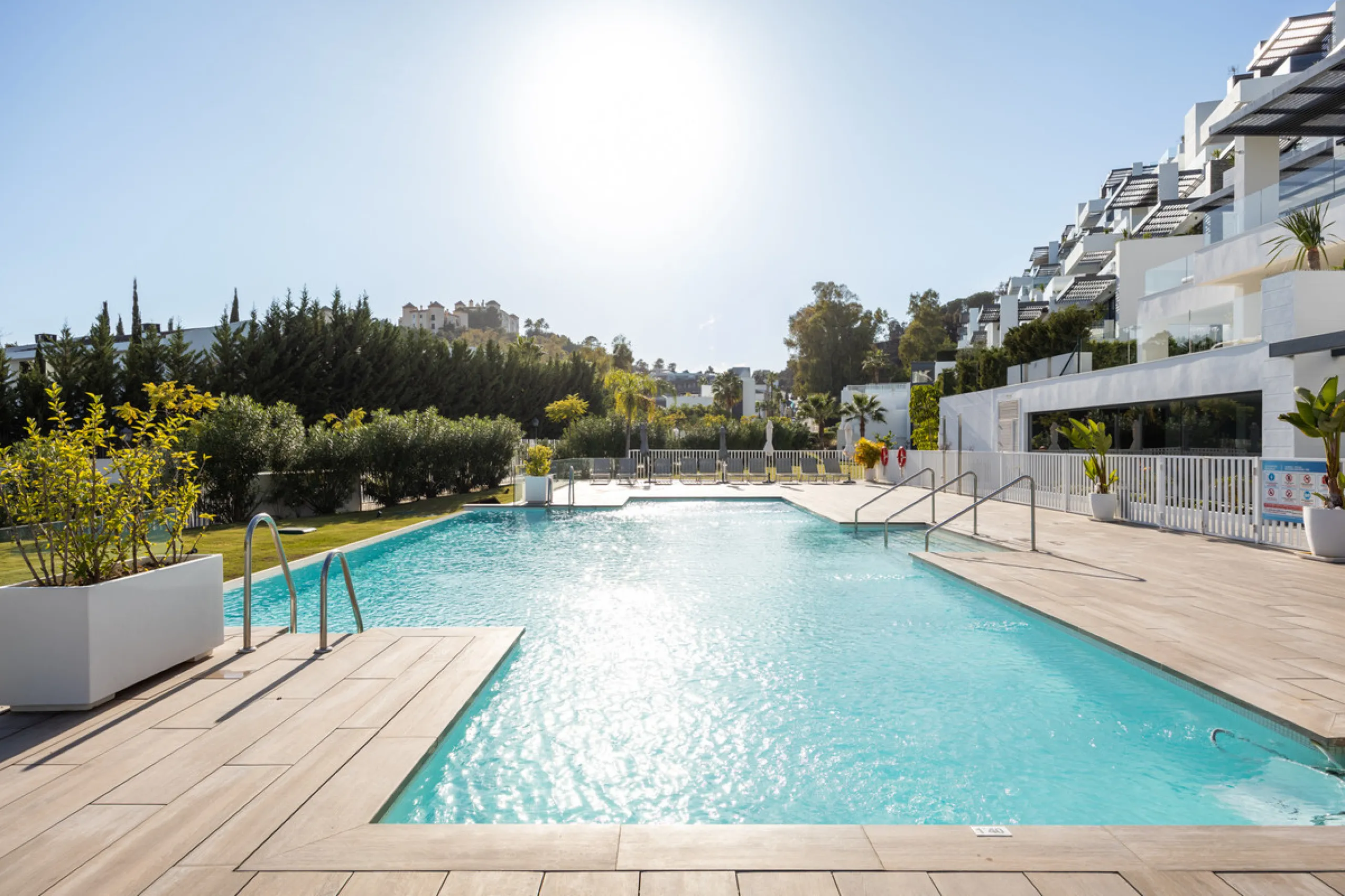 This beautifully designed two-bedroom, two-bathroom apartment offers a harmonious blend of comfort and sophistication in one of the most sought-after areas of the Golf Valley. Located in Urbanization Aqualina wiith 112 m² of interior living space and a ge