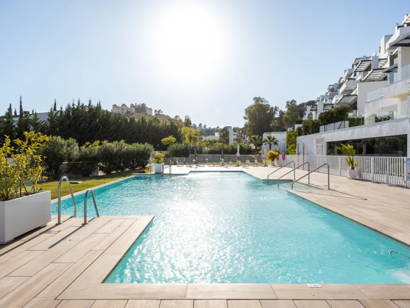 This beautifully designed two-bedroom, two-bathroom apartment offers a harmonious blend of comfort and sophistication in one of the most sought-after areas of the Golf Valley. Located in Urbanization Aqualina wiith 112 m² of interior living space and a ge