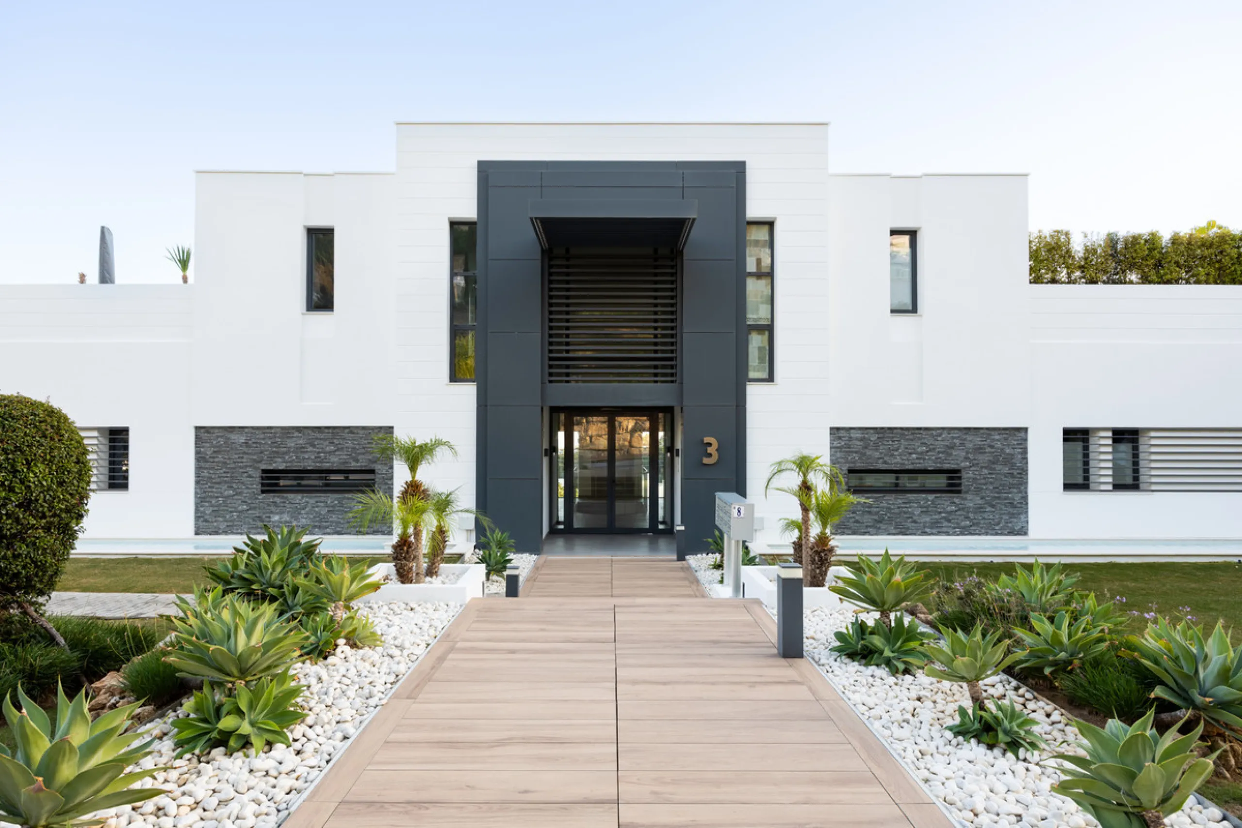 This beautifully designed two-bedroom, two-bathroom apartment offers a harmonious blend of comfort and sophistication in one of the most sought-after areas of the Golf Valley. Located in Urbanization Aqualina wiith 112 m² of interior living space and a ge