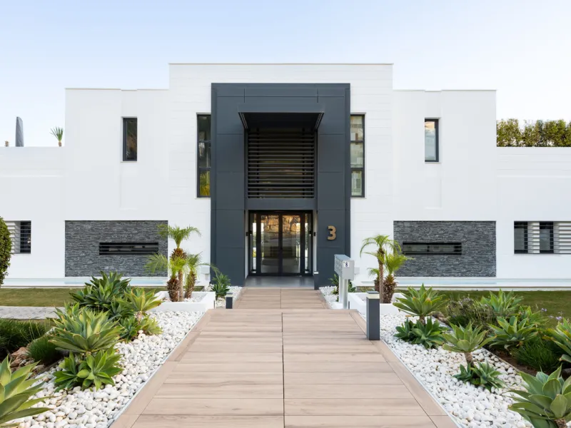 This beautifully designed two-bedroom, two-bathroom apartment offers a harmonious blend of comfort and sophistication in one of the most sought-after areas of the Golf Valley. Located in Urbanization Aqualina wiith 112 m² of interior living space and a ge
