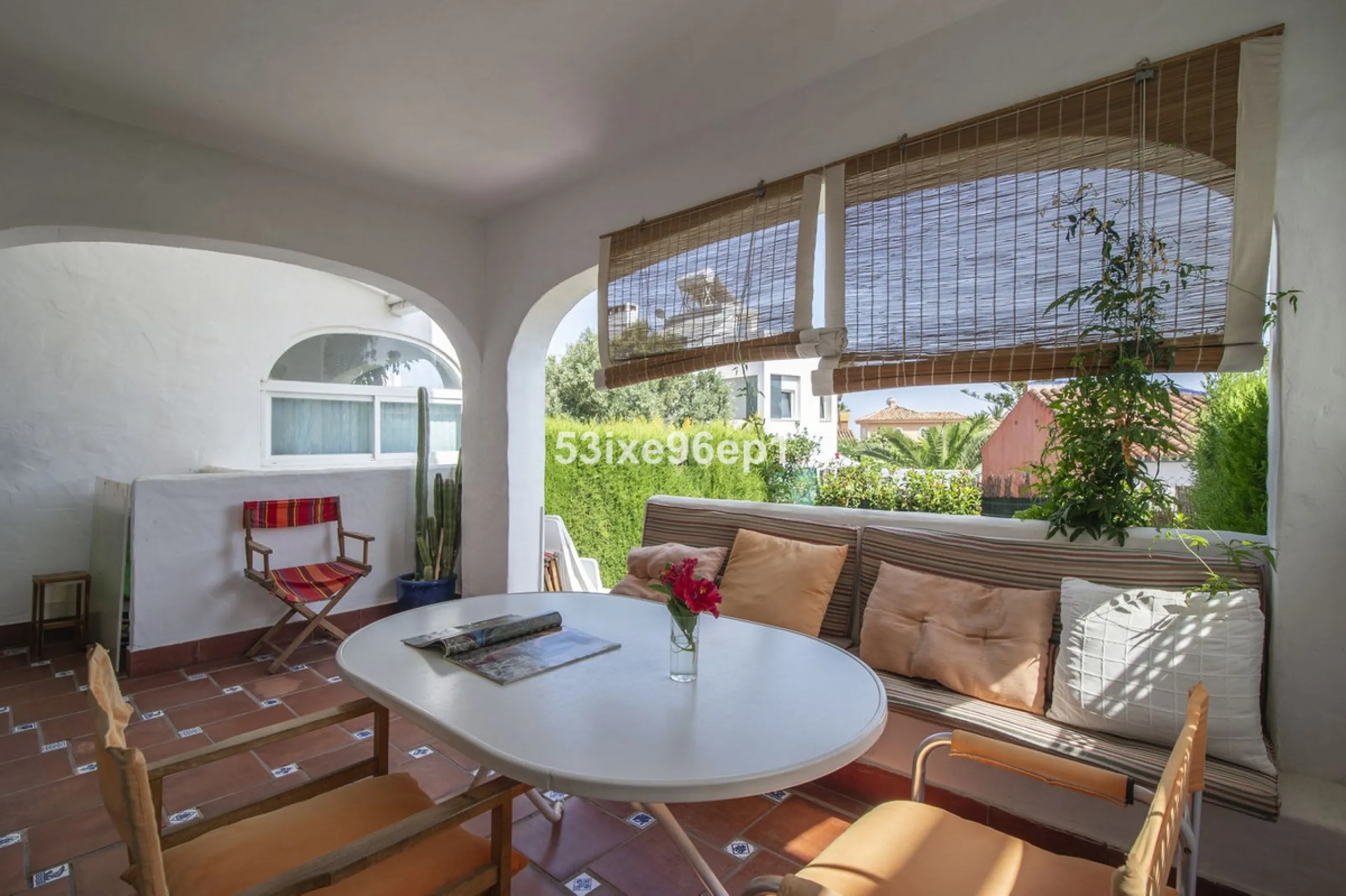 Reizendes Strandhaus zu verkaufen nur 50 Meter vom Meer entfernt in der ruhigen und gut angebundenen Gegend Arroyo Vaquero, Estepona. Diese Immobilie im mediterranen Stil bietet eine ausgezeichnete Gelegenheit für alle, die ein Küstenhaus mit Priva
