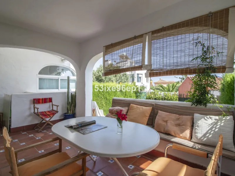 Reizendes Strandhaus zu verkaufen nur 50 Meter vom Meer entfernt in der ruhigen und gut angebundenen Gegend Arroyo Vaquero, Estepona. Diese Immobilie im mediterranen Stil bietet eine ausgezeichnete Gelegenheit für alle, die ein Küstenhaus mit Priva
