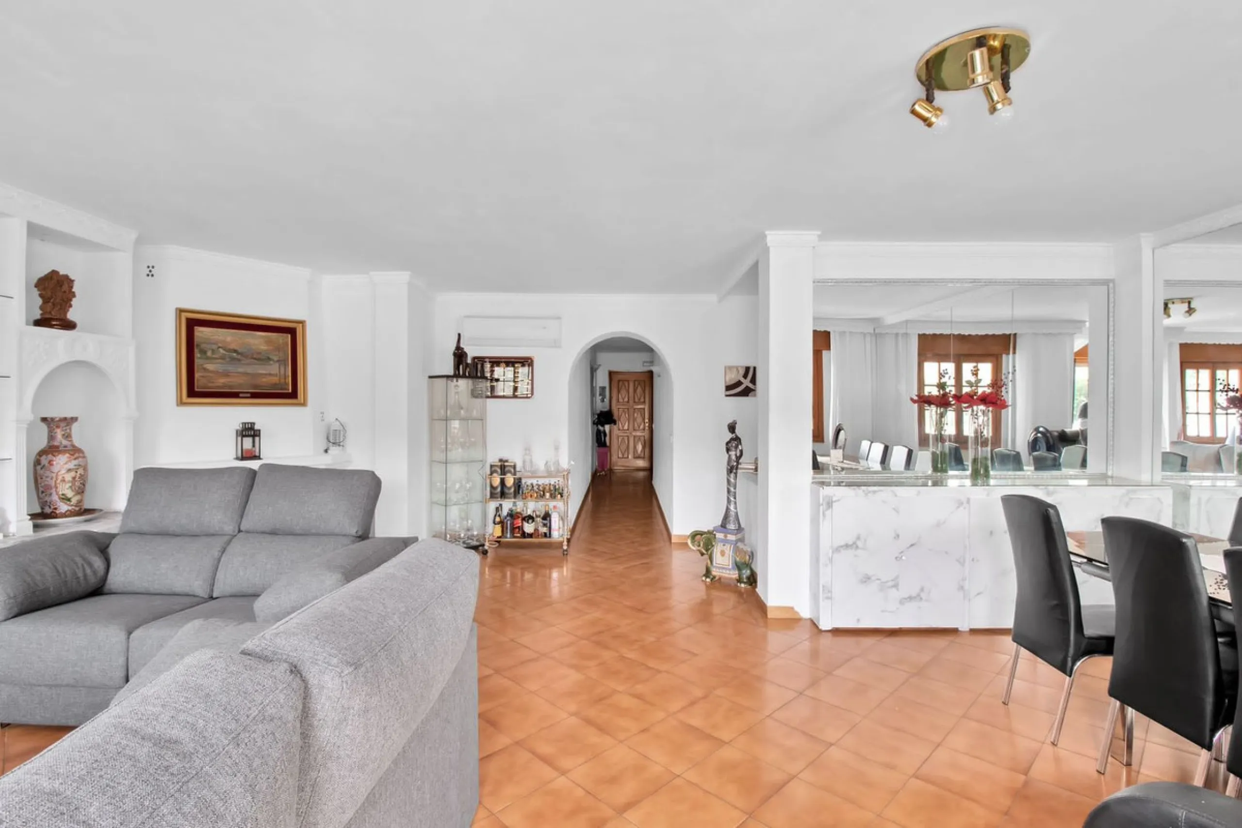 A very well presented and spacious 5 bedroom /4 bathroom apartment in the heart of  beautiful Benahavis.