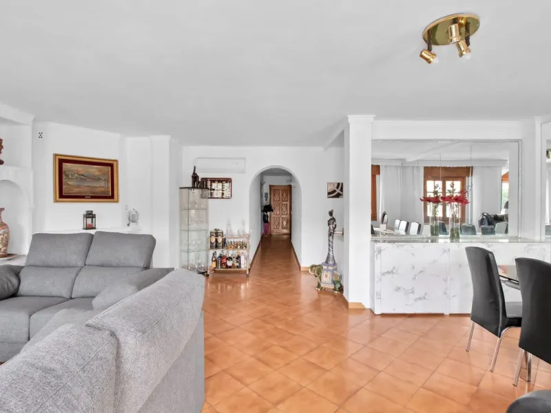 A very well presented and spacious 5 bedroom /4 bathroom apartment in the heart of  beautiful Benahavis.