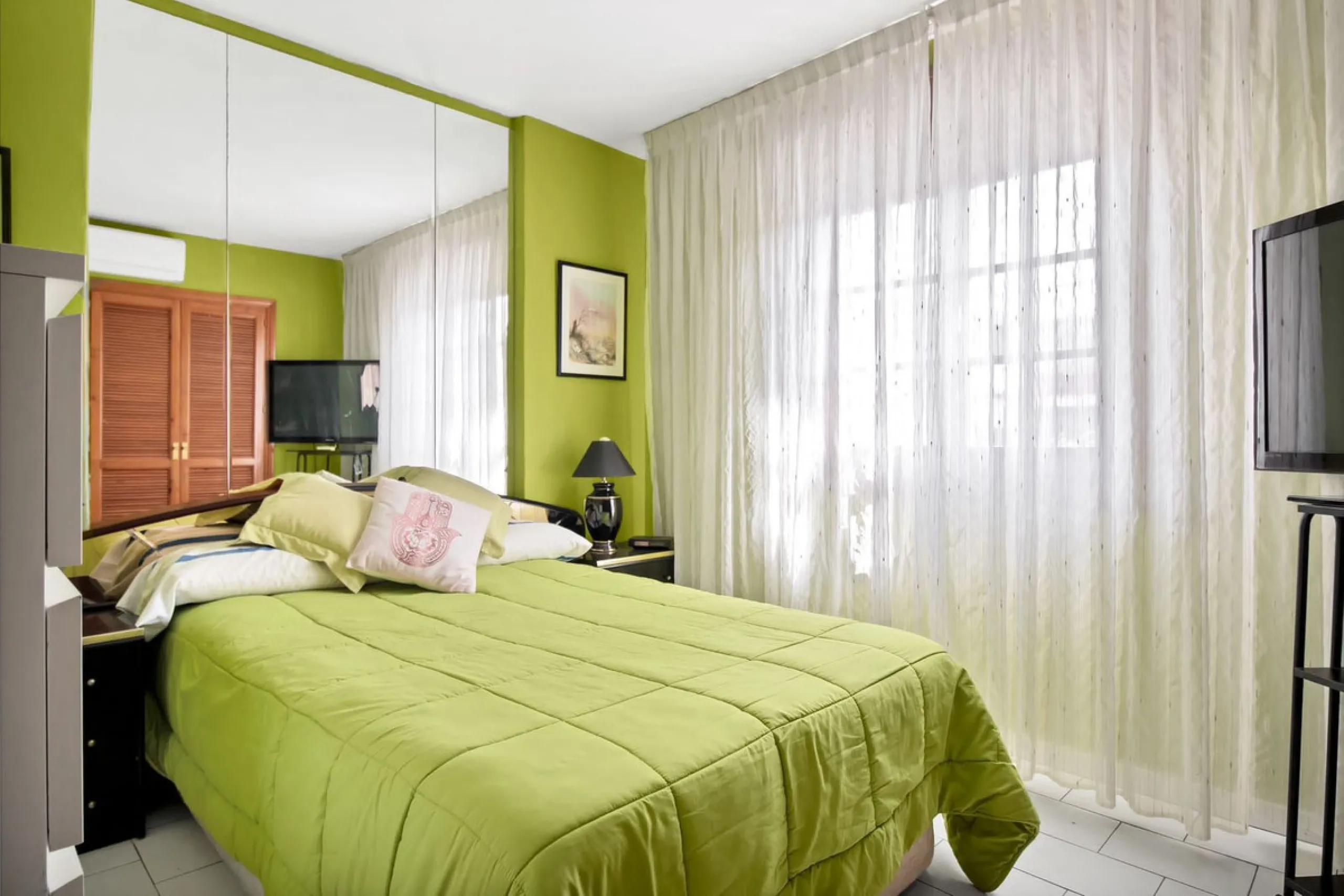 A very well presented and spacious 5 bedroom /4 bathroom apartment in the heart of  beautiful Benahavis.