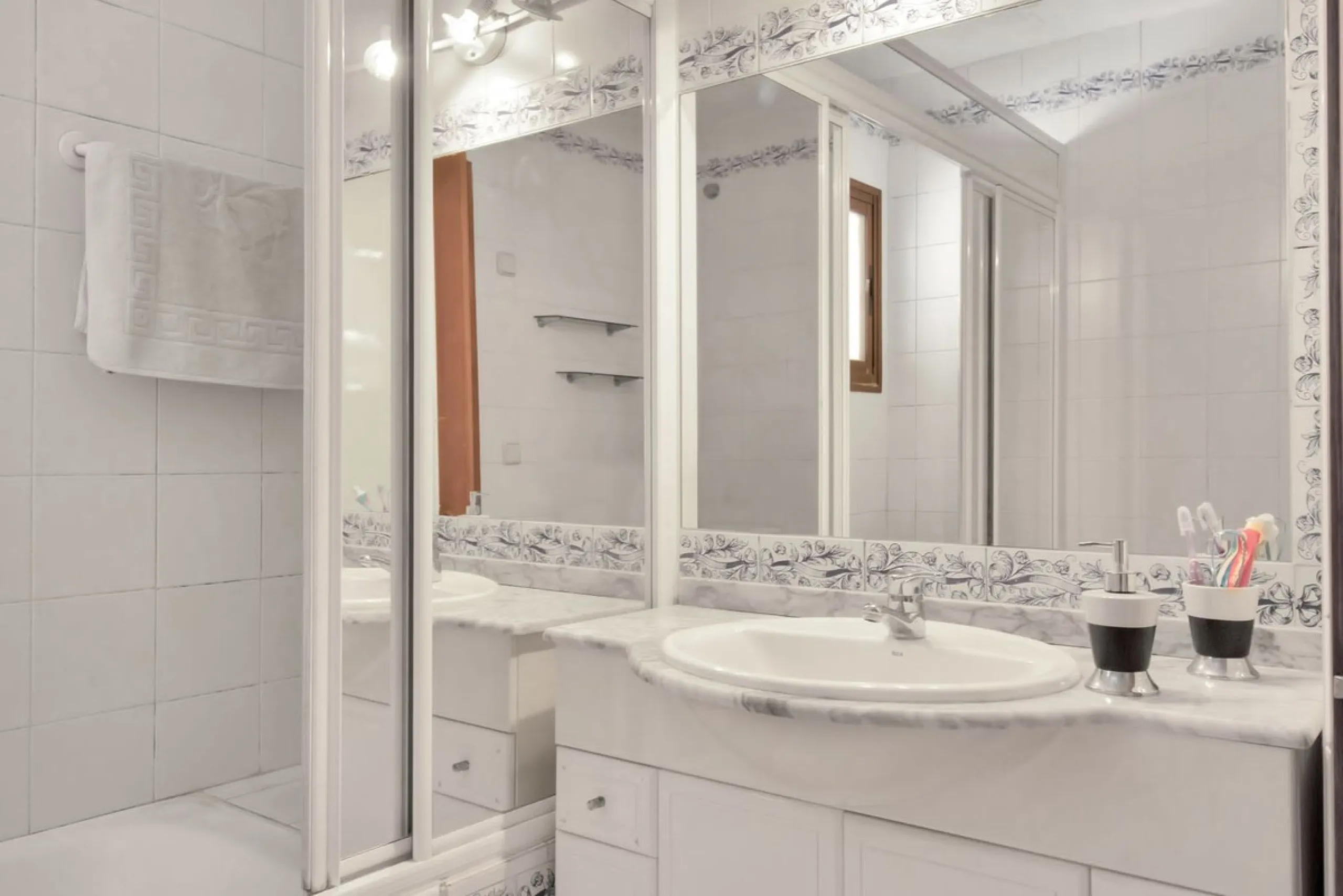 A very well presented and spacious 5 bedroom /4 bathroom apartment in the heart of  beautiful Benahavis.