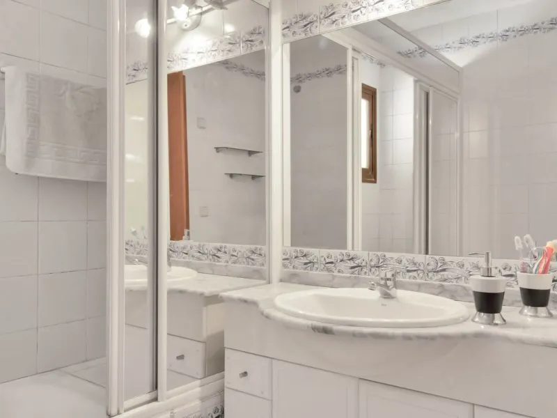 A very well presented and spacious 5 bedroom /4 bathroom apartment in the heart of  beautiful Benahavis.