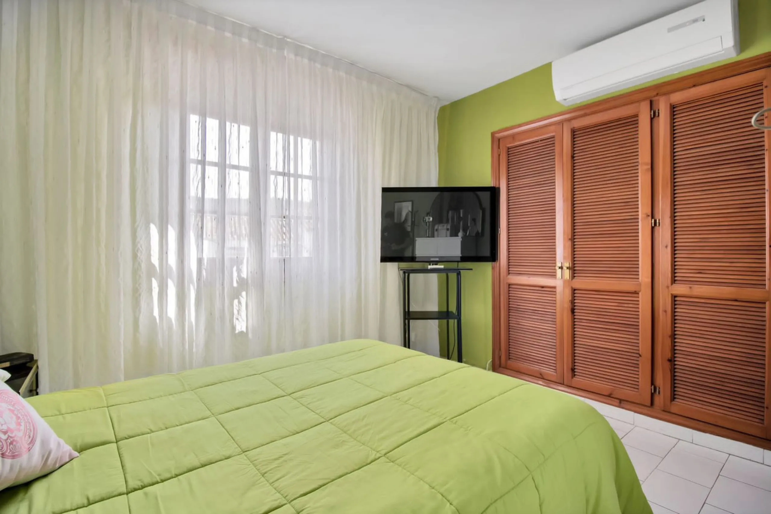 A very well presented and spacious 5 bedroom /4 bathroom apartment in the heart of  beautiful Benahavis.