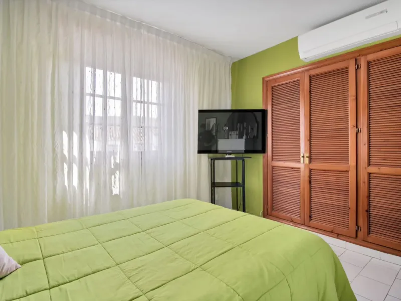 A very well presented and spacious 5 bedroom /4 bathroom apartment in the heart of  beautiful Benahavis.