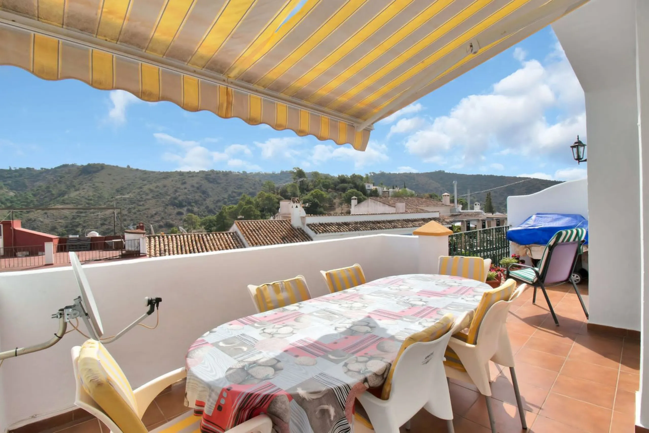 A very well presented and spacious 5 bedroom /4 bathroom apartment in the heart of  beautiful Benahavis.