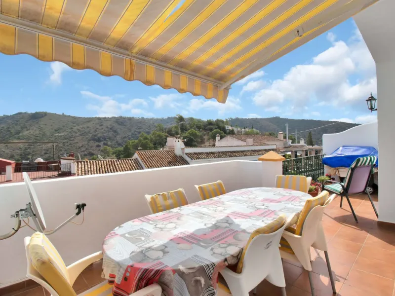 A very well presented and spacious 5 bedroom /4 bathroom apartment in the heart of  beautiful Benahavis.