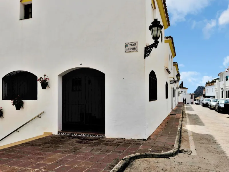A very well presented and spacious 5 bedroom /4 bathroom apartment in the heart of  beautiful Benahavis.