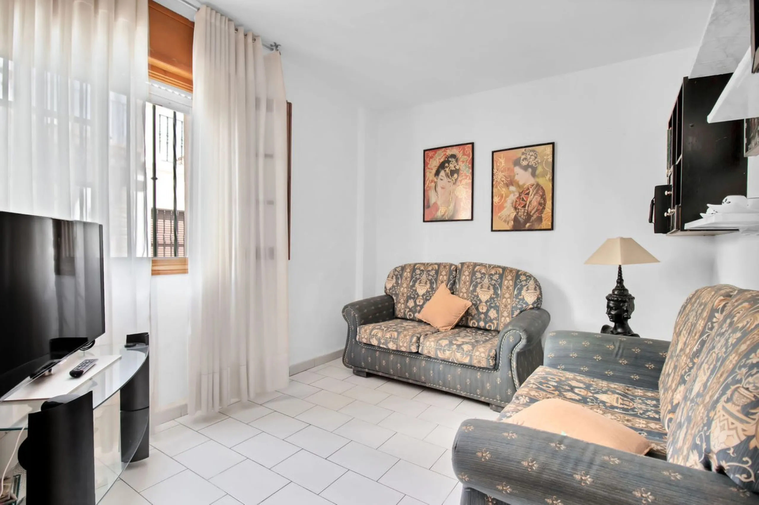 A very well presented and spacious 5 bedroom /4 bathroom apartment in the heart of  beautiful Benahavis.