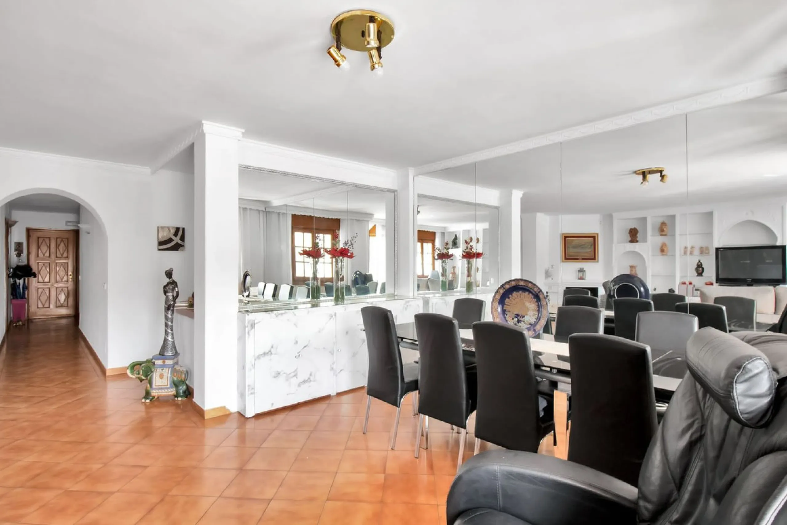 A very well presented and spacious 5 bedroom /4 bathroom apartment in the heart of  beautiful Benahavis.
