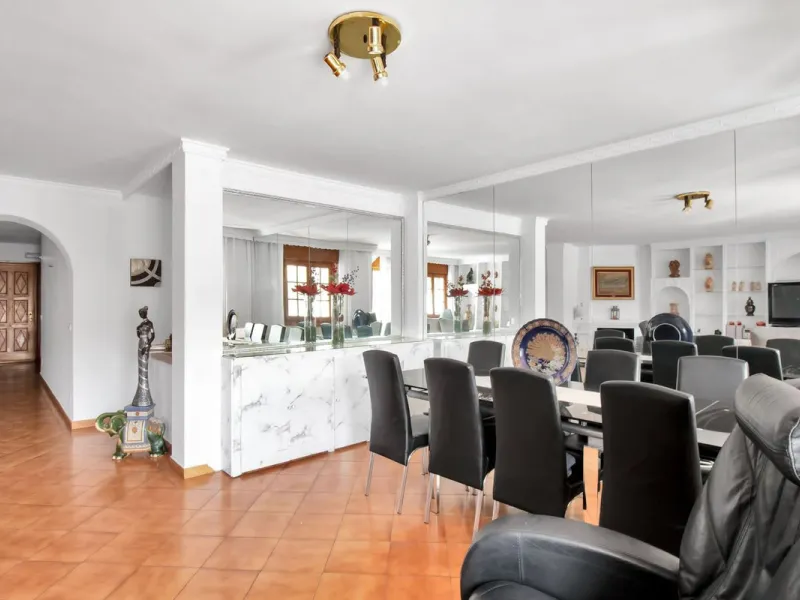 A very well presented and spacious 5 bedroom /4 bathroom apartment in the heart of  beautiful Benahavis.