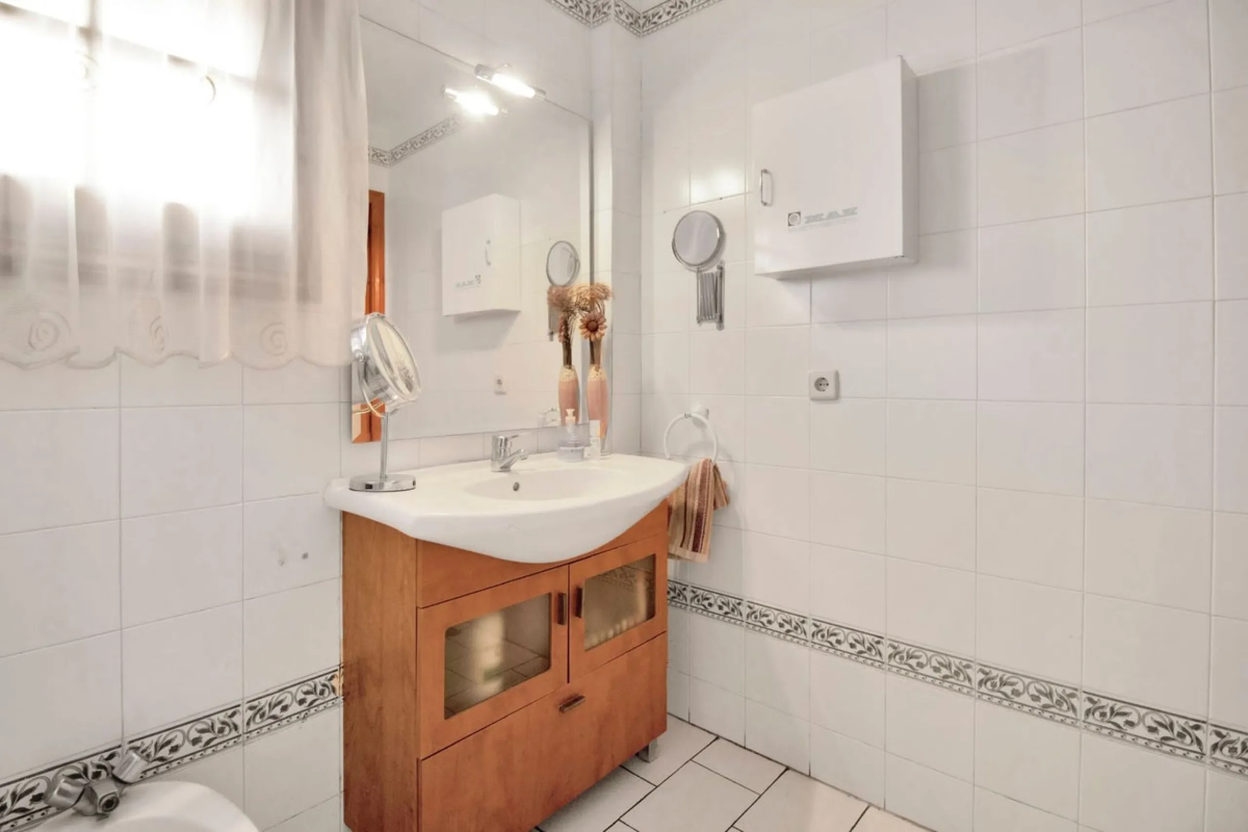 A very well presented and spacious 5 bedroom /4 bathroom apartment in the heart of  beautiful Benahavis.