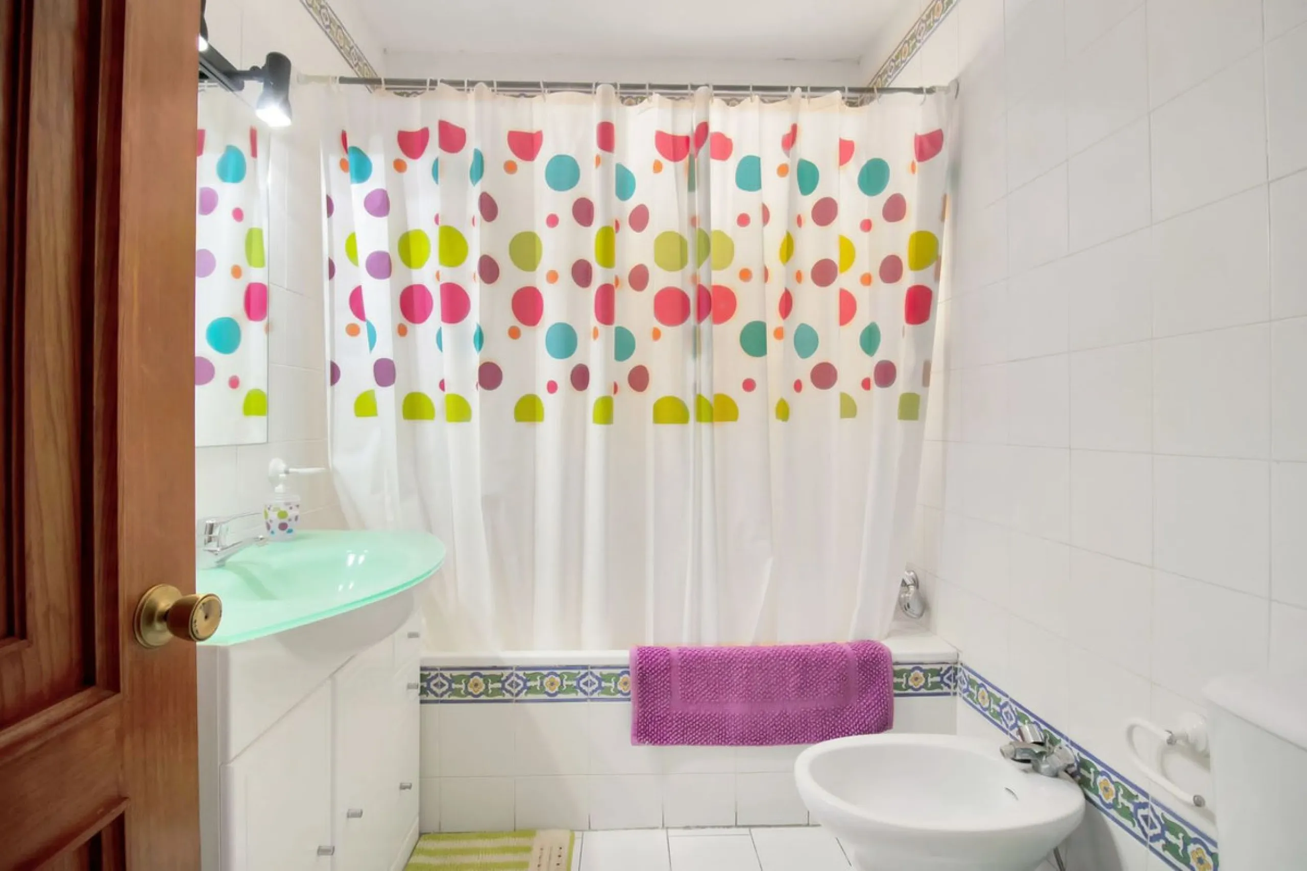 A very well presented and spacious 5 bedroom /4 bathroom apartment in the heart of  beautiful Benahavis.