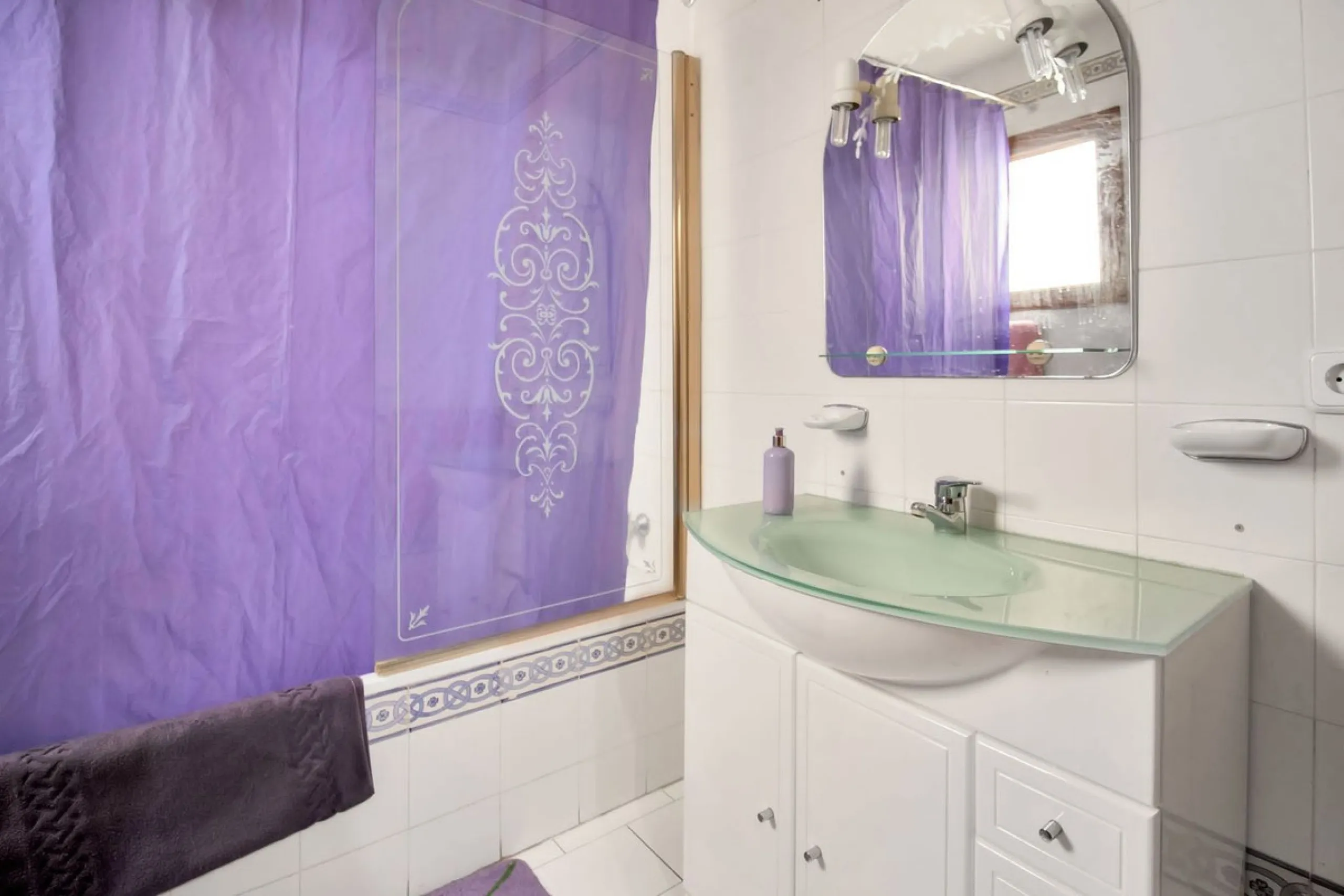 A very well presented and spacious 5 bedroom /4 bathroom apartment in the heart of  beautiful Benahavis.