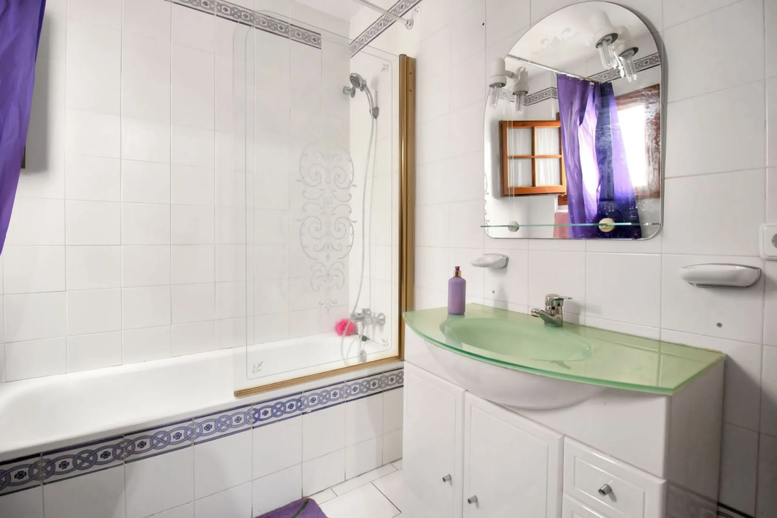 A very well presented and spacious 5 bedroom /4 bathroom apartment in the heart of  beautiful Benahavis.