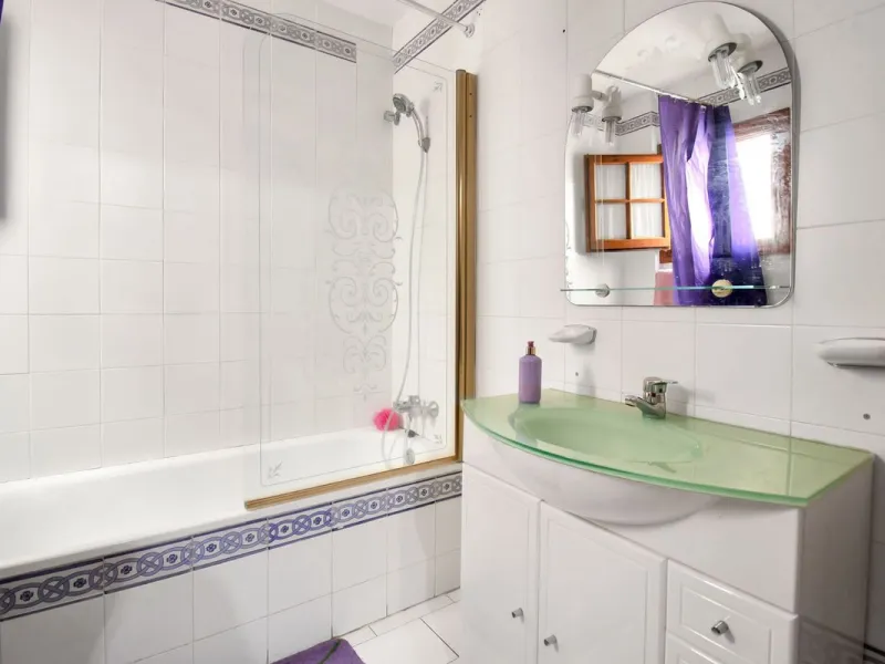A very well presented and spacious 5 bedroom /4 bathroom apartment in the heart of  beautiful Benahavis.