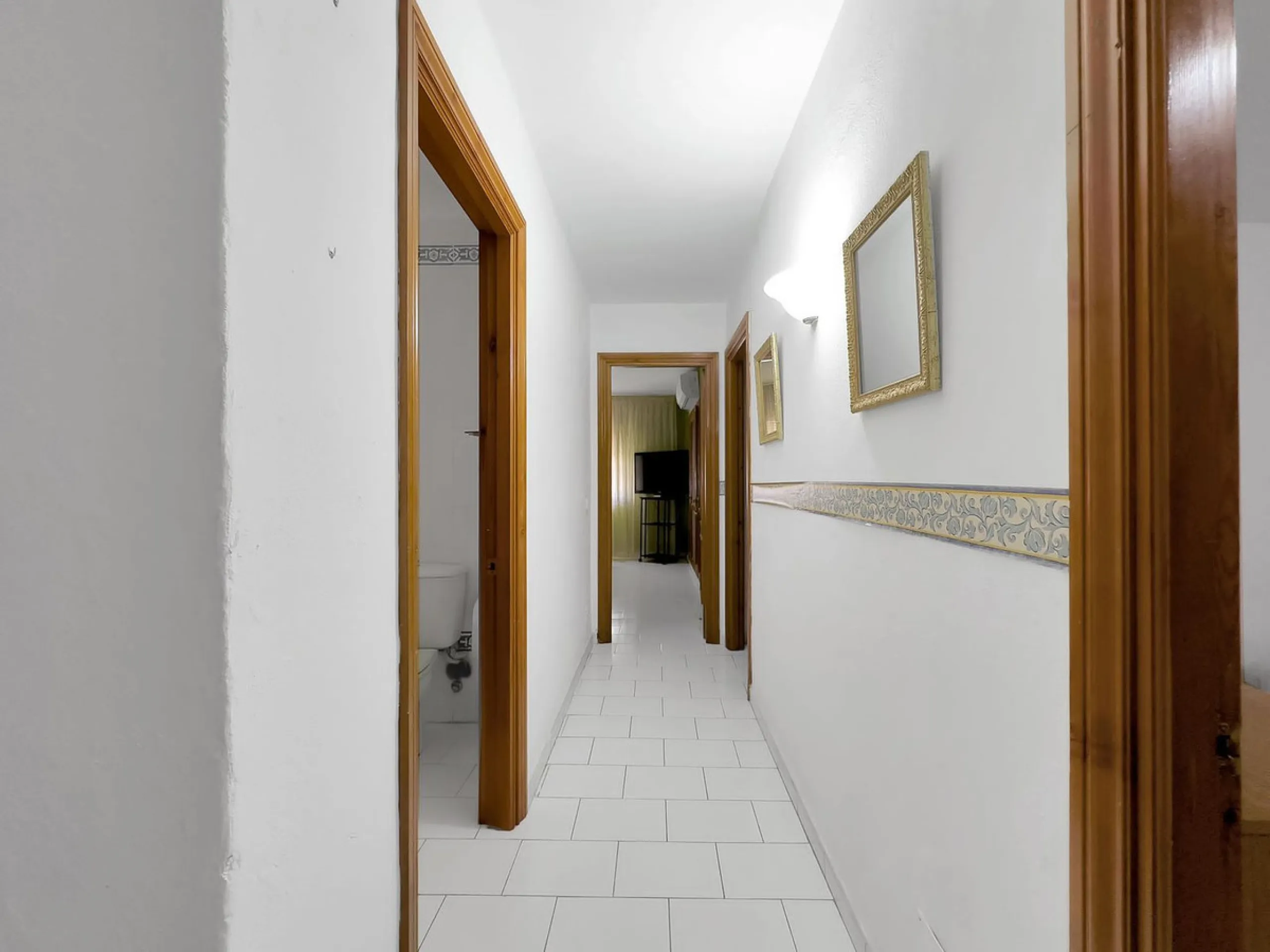 A very well presented and spacious 5 bedroom /4 bathroom apartment in the heart of  beautiful Benahavis.