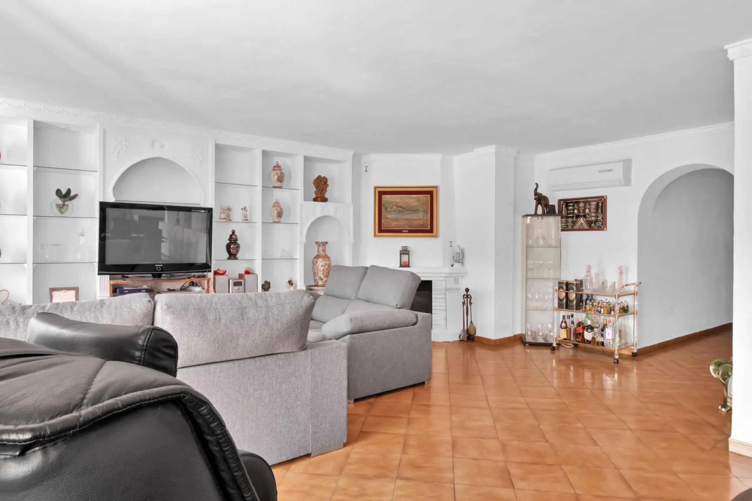 A very well presented and spacious 5 bedroom /4 bathroom apartment in the heart of  beautiful Benahavis.