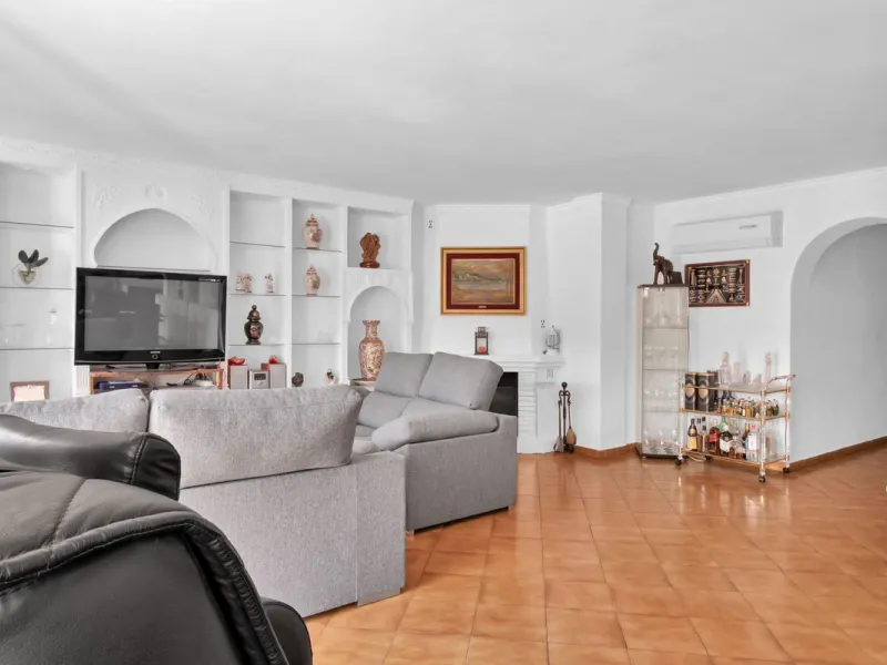 A very well presented and spacious 5 bedroom /4 bathroom apartment in the heart of  beautiful Benahavis.