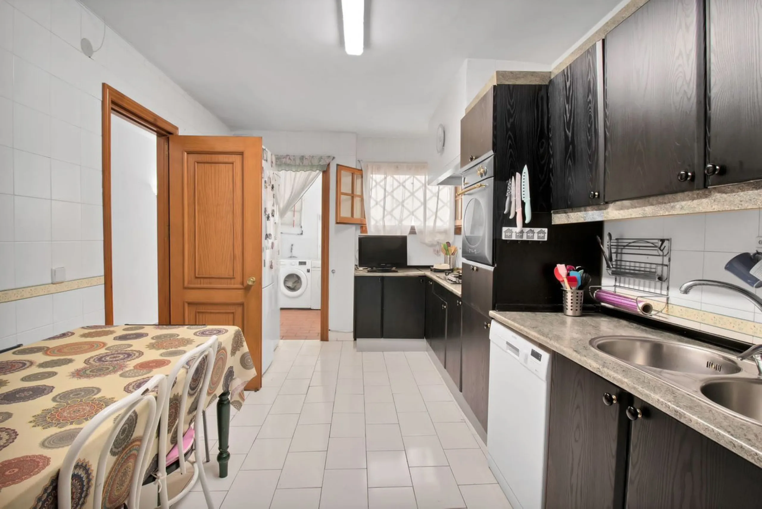 A very well presented and spacious 5 bedroom /4 bathroom apartment in the heart of  beautiful Benahavis.