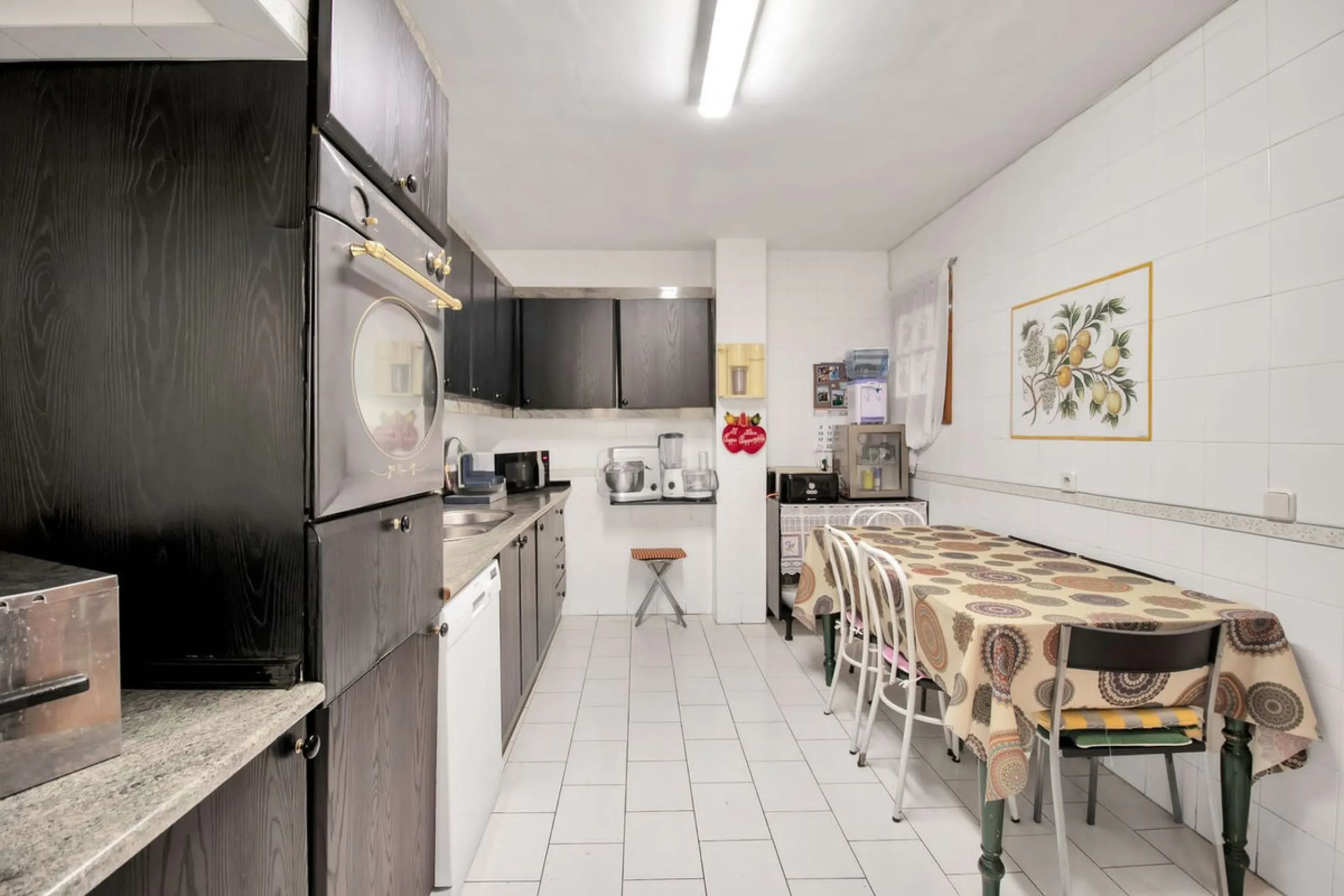 A very well presented and spacious 5 bedroom /4 bathroom apartment in the heart of  beautiful Benahavis.