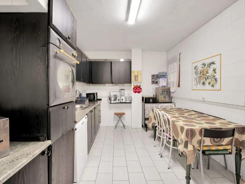 A very well presented and spacious 5 bedroom /4 bathroom apartment in the heart of  beautiful Benahavis.