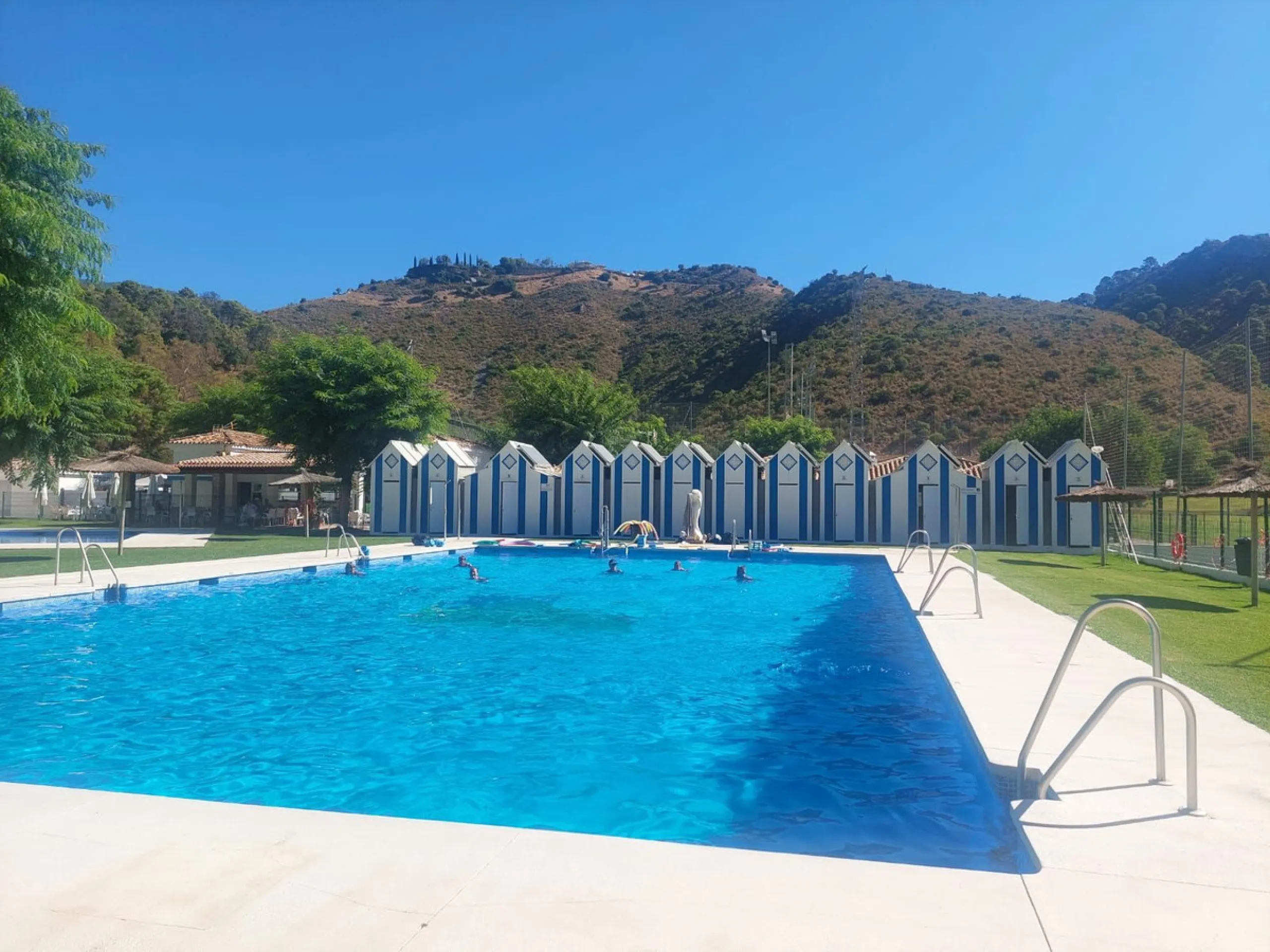 A very well presented and spacious 5 bedroom /4 bathroom apartment in the heart of  beautiful Benahavis.