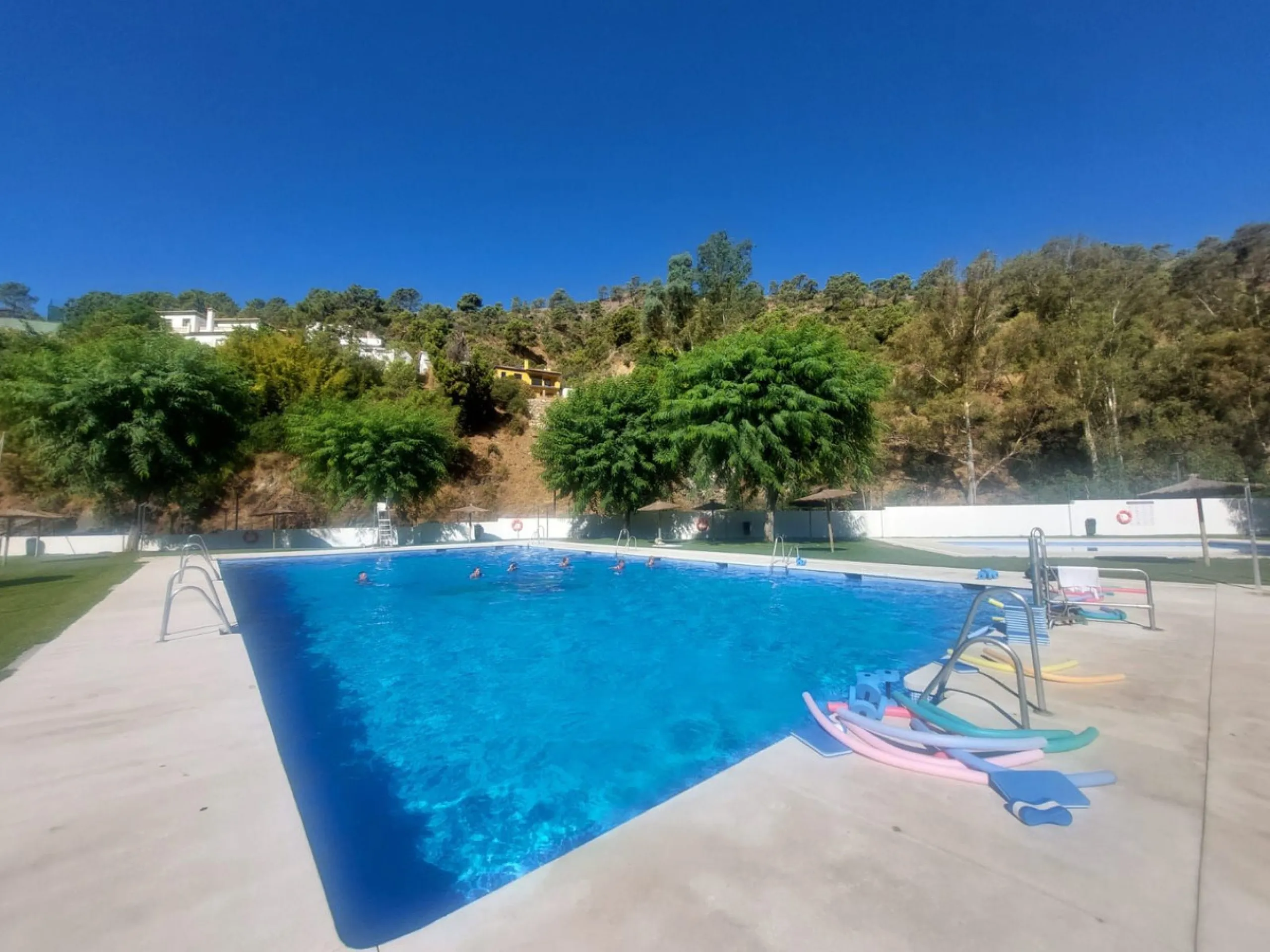 A very well presented and spacious 5 bedroom /4 bathroom apartment in the heart of  beautiful Benahavis.