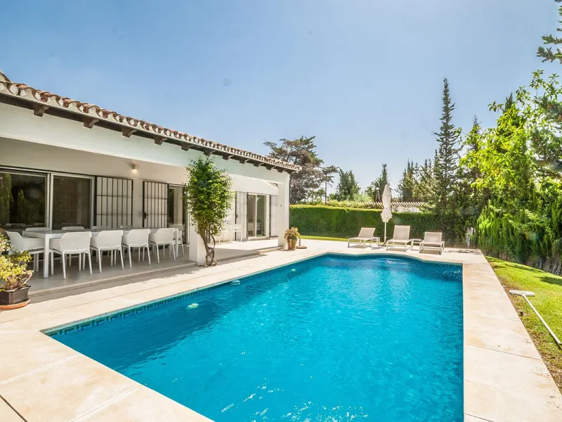 Discover your dream home in this beautifully designed one-level residence, bathed in natural light and featuring direct access to a stunning pool. With five spacious bedrooms and three modern bathrooms, this property is perfect for families or as a lucrat