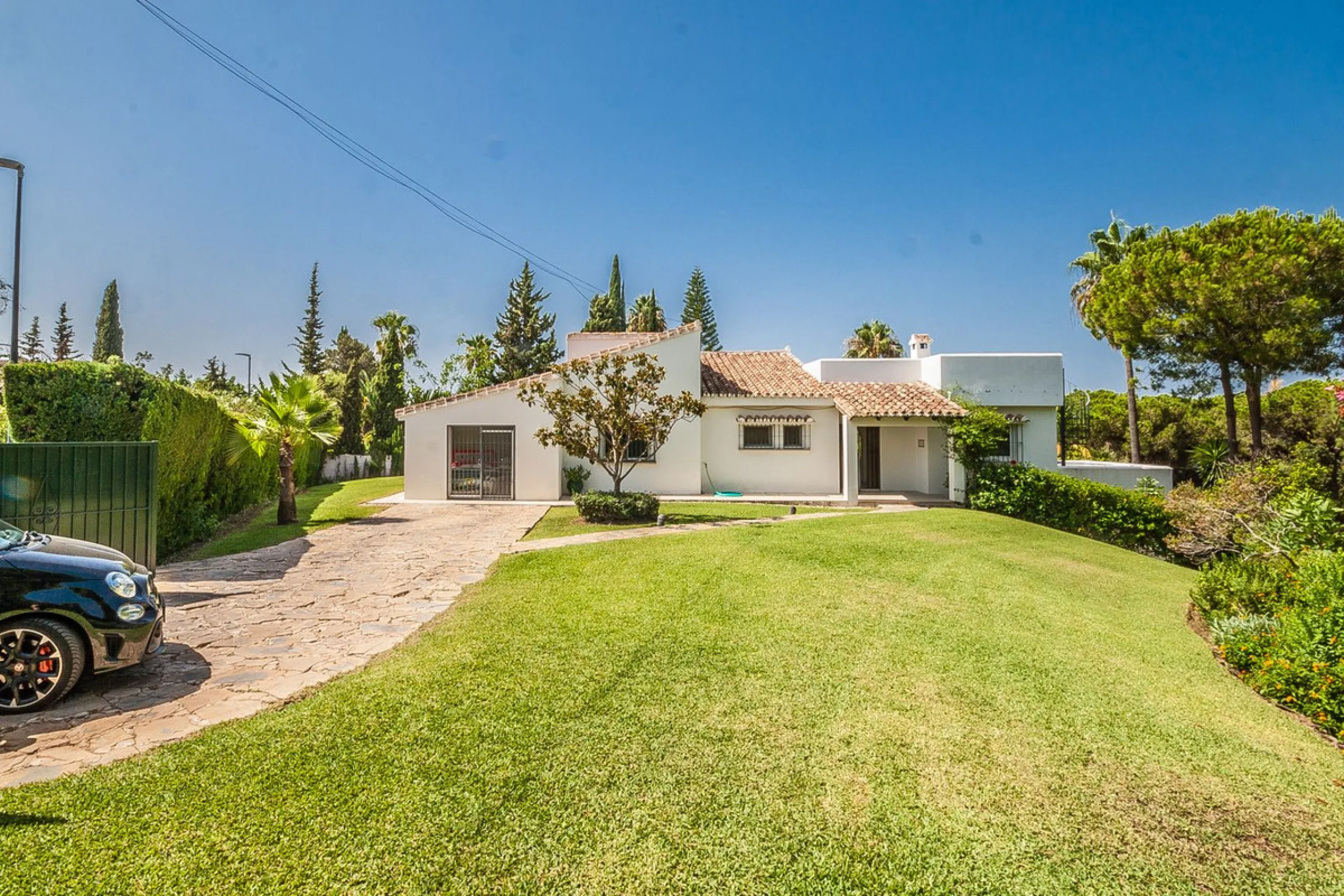 Discover your dream home in this beautifully designed one-level residence, bathed in natural light and featuring direct access to a stunning pool. With five spacious bedrooms and three modern bathrooms, this property is perfect for families or as a lucrat