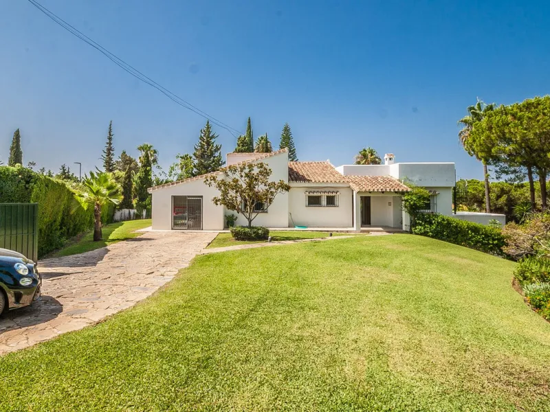 Discover your dream home in this beautifully designed one-level residence, bathed in natural light and featuring direct access to a stunning pool. With five spacious bedrooms and three modern bathrooms, this property is perfect for families or as a lucrat